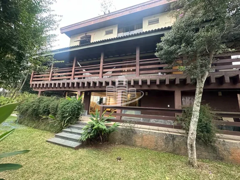 Área de lazer completa - Garagem coberta, churrasqueira e piscina